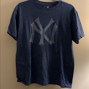 Navy blue New York Yankees tshirt